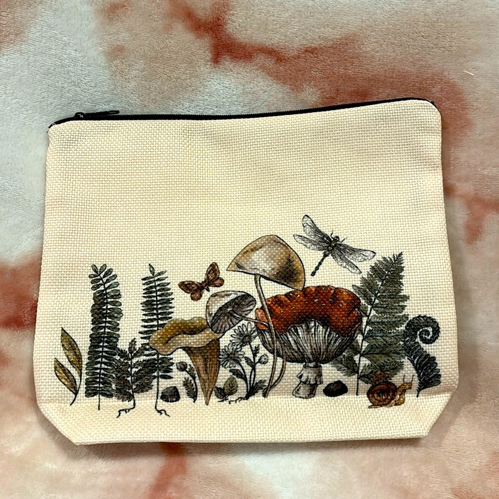 Wild Mushrooms Cosmetic Clutch Zipper Bag NWT 7” x 8.50” x 2”.  Unbranded.